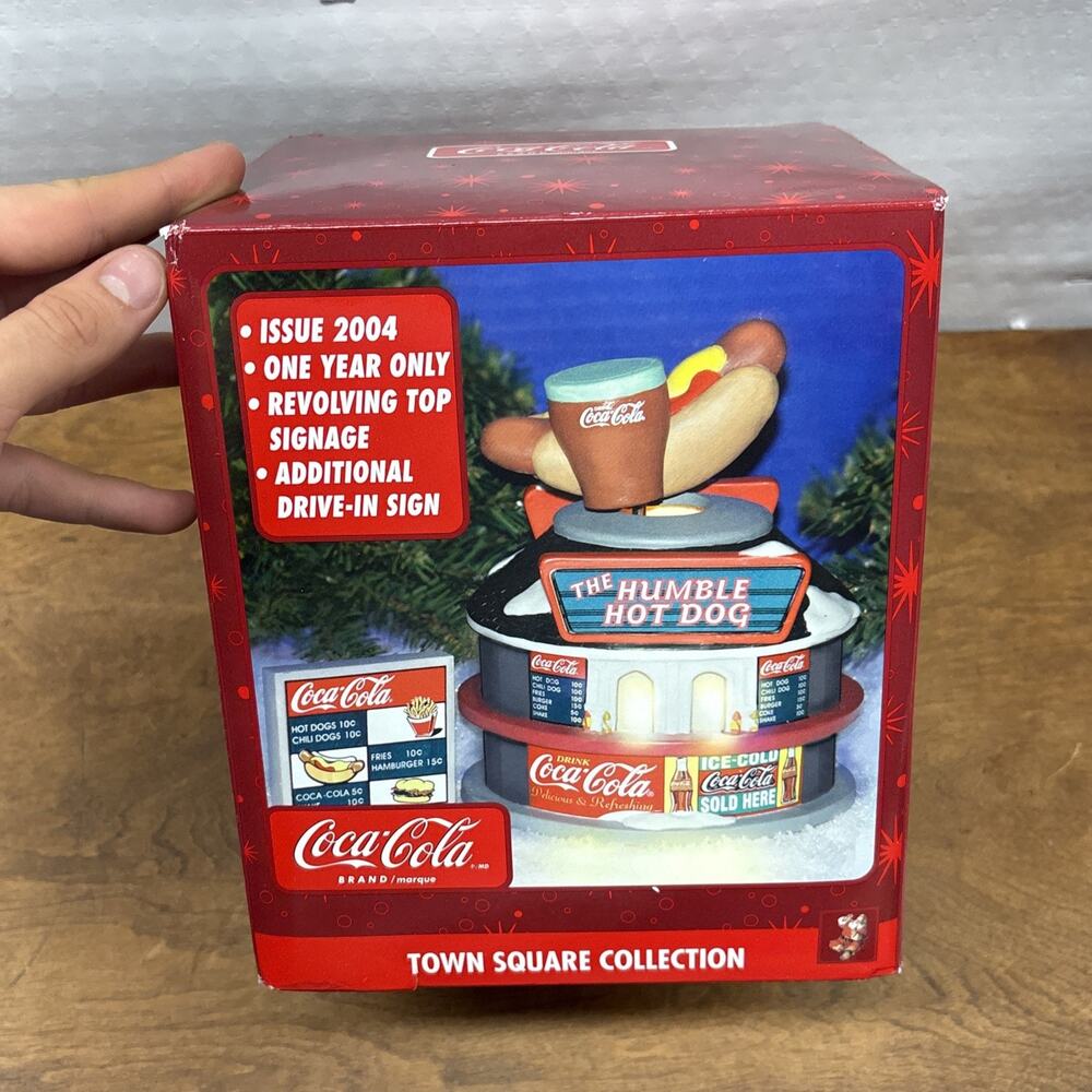 Coca Cola Town Square Humble Hot Dog Rotating Lighted Village 2004 with Box New